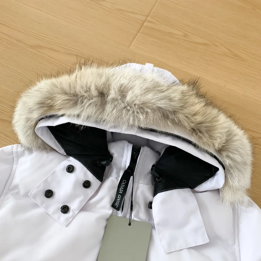 Style number: Y 90 Canada Goose Canada Goose #Expedition 04 Parker, a treasure of Canadian origin! Limited supply worldwide! Canada Goose Model 04 is a top-notch couple model for polar cold-proof outdoor Series fur collar detachable hooded parka down jacket. The first Goose in 2024. I hope my friends will like it. Peak Quality. I hope everyone can identify it together! The most popular cool item of the Big Goose family in 2024 is online, the popular product of Yi Yang Qianxi Same Style, which is said to be a joint limited edition Big Goose that cannot be bought in autumn and winter. If you dislike the sameness of the Big Goose in the past, then this model will definitely give you a different experience! This year's most powerful couple's collection for autumn and winter is online, a top-notch luxurious ready-to-wear style, paired with an outdoor warm down jacket with great style and charm! The most classic items of the Daye family in the past two years are the highest standard and are equipped with unique reflective stripe embellishments, which further show the Premium fashion performance effect. With the embellishment of hardware buckles, they have excellent performance effects. The upper body is clean, simple and elegant, even for urban leisure. It is suitable for everyone. Perfect for occasion wear, large pocket design, this model has a large capacity and is equipped with reflective stripes, making it safer at night. It is suitable for various adventure activities. It is made of windproof and waterproof technical materials. The interior is filled with full white duck down, which is absolutely cold-proof and warm. It also has a stand-up collar design and fine fleece at the collar, with meticulous attention to detail! The charm of this model is also more spiritual, and the upper body has more temperament and specifications. It perfectly shows the ultra-high standard of fashionable performance of this model, integrating outdoor and life, and you can even create high-street wear! The most pinnacle limited-edition goose that we have presented so far, both in terms of design and detailed materials, it is completely outstanding. It has a grand and evergreen version design, with cool reflective elements. The overall appearance can be said to be quite high, and it has that kind of powerful outdoor performance! It combines the casual attributes of Premium with high-street style. It is high-grade, domineering, warm and beautiful. The visibility of the upper body is quite powerful, and the configuration of the owl element is highly brand-recognizable. It has the overall brand performance and visual effect, and also has the premium sense of fashion and fashionable performance. It is a must-buy product because it is the most awesome down brand on the earth and one of Canada's three national treasure brands. It is also a sentimental down luxury brand. In the field of polar cold-proof clothing, Goose has made an irreplaceable contribution. SIZE: XS S M L XL XXL Color: Black Cream White Pure White Navy Blue Gray